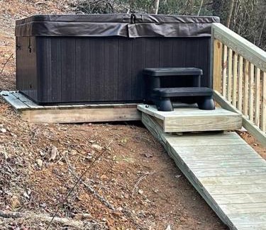 Jonesville Apartment | Daffodil Dream Camper with Hot Tub - Movie Screen - Fire Pit - BBQ