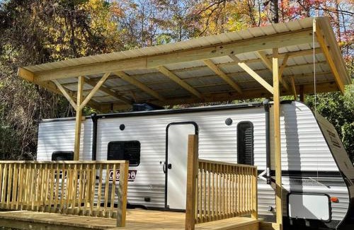 Jonesville Apartment | Daffodil Dream Camper with Hot Tub - Movie Screen - Fire Pit - BBQ