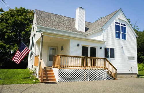 Mastic Beach House | Dahlia by the Bay, walking distance from marina