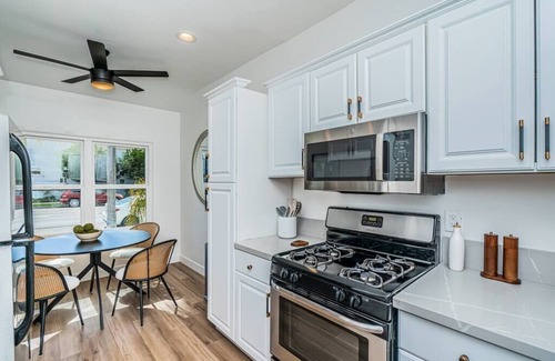 Coronado House | Dahlia Suite - Steps to Bay, Shopping & Dining