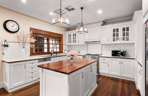 Felixstow House | Daicos LUX Urban 4-Bedroom, Sleeps 9, with Pool