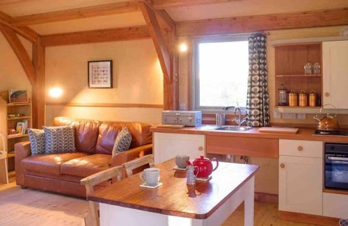 Exeter Ski Chalet | Daisy-a romantic logcabin hiding amongst the trees