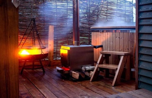 Exeter Ski Chalet | Daisy-a romantic logcabin hiding amongst the trees