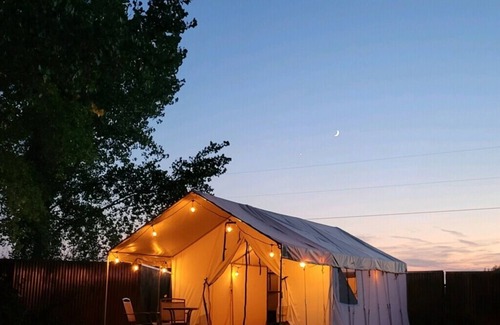 Lazear Cabin | Daisy Glamping Tent with WiFi in charming Paonia- 2 XL DBL beds