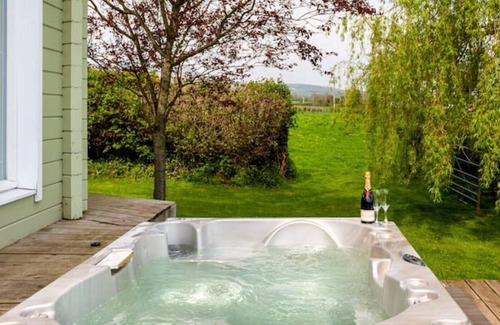 Abergavenny Cottage | Daisy Lodge & Hot Tub, reduced nightly price!