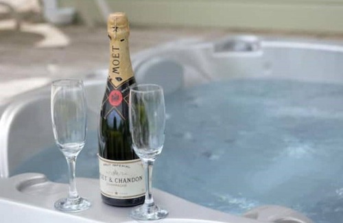 Abergavenny Cottage | Daisy Lodge & Hot Tub, reduced nightly price!