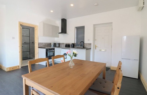 Earls Barton Cottage | DAISY, pet friendly, character holiday cottage in Northampton