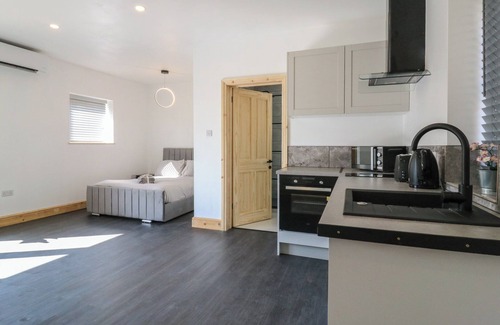 Earls Barton Cottage | DAISY, pet friendly, character holiday cottage in Northampton
