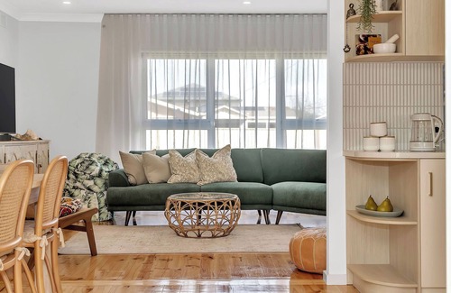 Port Noarlunga South House | Daisy's Beachside Cottage-Picnic Garden, Pool Table & Games in Port Noarlunga