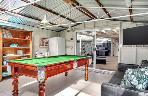 Port Noarlunga South House | Daisy's Beachside Cottage-Picnic Garden, Pool Table & Games in Port Noarlunga