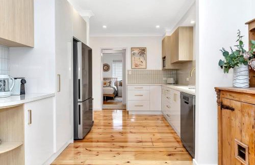 Port Noarlunga South House | Daisy's Beachside Cottage-Picnic Garden & Games
