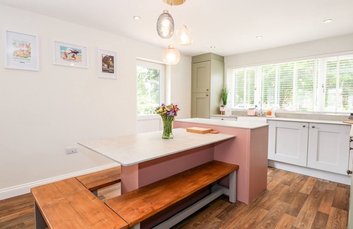 Woodhall Spa House | DAISY TREE COTTAGE, pet friendly, with hot tub in Woodhall Spa