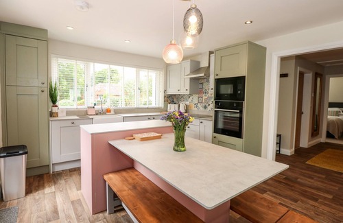 Woodhall Spa House | DAISY TREE COTTAGE, pet friendly, with hot tub in Woodhall Spa