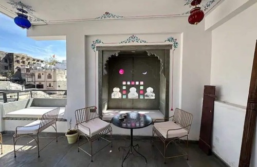 Lake Swaroop Sagar House | Dakhsina haveli heritage Deluxe room