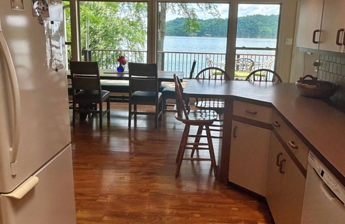 Byrdstown House | Dale Hollow Lake’s ONLY Waterfront Home.