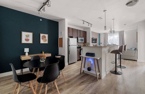 North Dallas Apartment | DallasHaus Near Galleria/Medical City