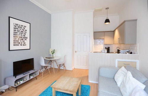 Leith Apartment | Dalmeny Street Apartment Bright Modern 1 Bed Flat - 10 Mins from City Centre