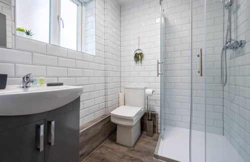 Cathays Apartment | Dalton Street by Tŷ SA
