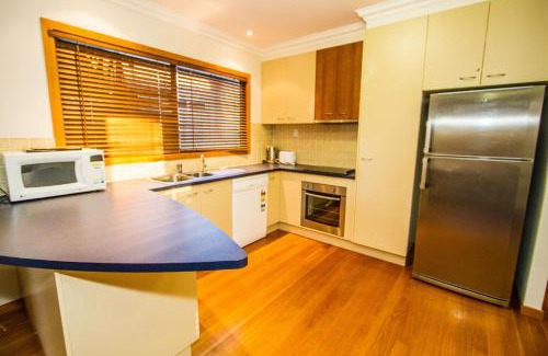 Agnes Water House | Damia Villa 2 Agnes Water - pool, walk to beach, air conditioned