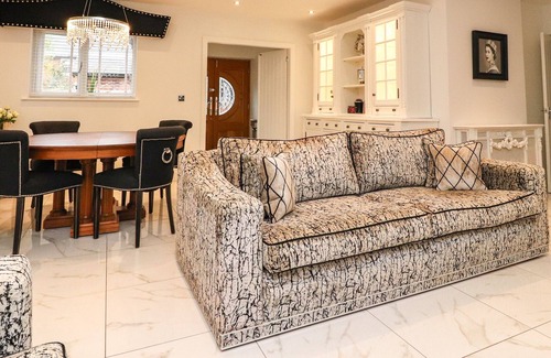 Poulton-le-Fylde Cottage | DAMSON COTTAGE, luxury holiday cottage, with hot tub in Stalmine