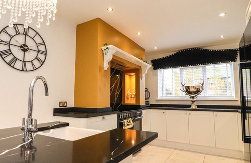 Poulton-le-Fylde Cottage | DAMSON COTTAGE, luxury holiday cottage, with hot tub in Stalmine