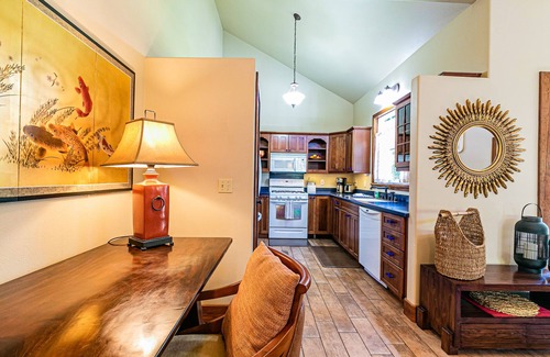 Royal Hawaiian Estates House | Dancing Volcano Estate - sleeps 8 Near Hawaii Volcanoes National Park