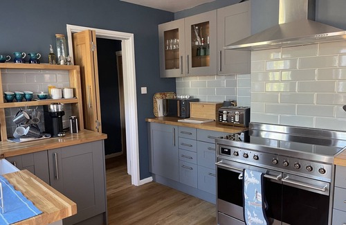 New Forest District House | DaneSide New Forest 3 bed house. Hot tub, on stream by sea & shops. Dog friendly