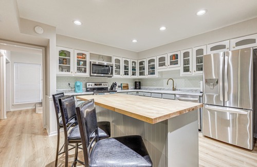 Daphne House | Daphne Home w/Deck: Close to Beaches & Parks!