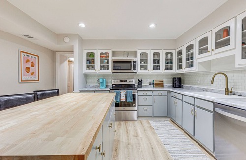 Daphne House | Daphne Home w/Deck: Close to Beaches & Parks!