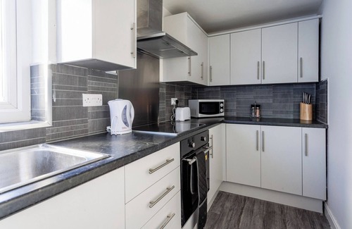 Darlington House | Darlington 4BD Home: Modern Comfort and Free Parking