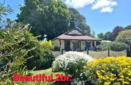 Daylesford House | Daylesford A Very Quiet ABELIA COTTAGE BOTANICAL COTTAGE 10 min walk town