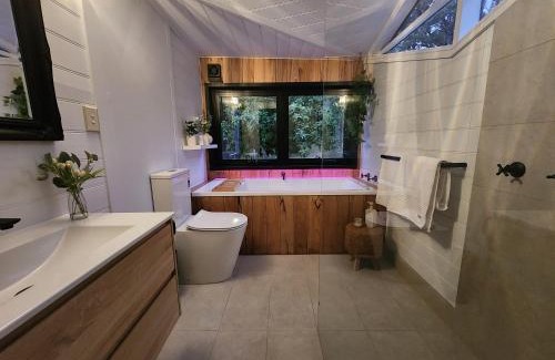 Dry Diggings Villa | Daylesford - Frog Hollow Estate -THE COTTAGE - enjoy a relaxing and romantic night away in our gorgeous little one Bedroom ROMANTIC COTTAGE under the apple tree with water views