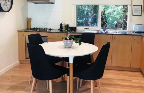 Daylesford Villa | Daylesford Lake Villa1 Lake Frontage pet friendly