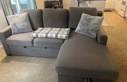 Kamloops House | Daylight Suite with Hot Tub Close to Airport Pet Friendly