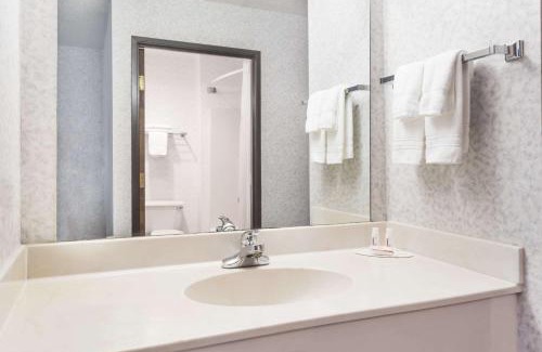 Turners Hotel | Days Inn by Wyndham Battlefield Rd/Hwy 65