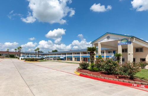 Baytown Hotel | Days Inn by Wyndham Baytown TX