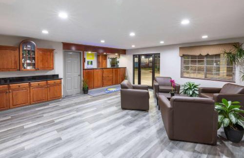 Baytown Hotel | Days Inn by Wyndham Baytown TX