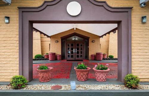 Birmingham Hotel | Days Inn by Wyndham Birmingham/West