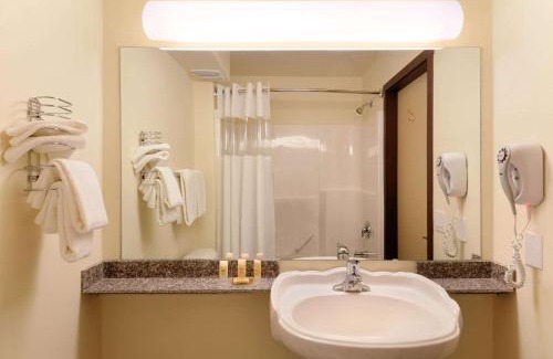 Clairmont Hotel | Days Inn by Wyndham Grande Prairie