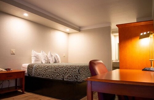 Hillsboro Hotel | Days Inn by Wyndham Hillsboro TX
