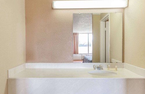 Hillsboro Hotel | Days Inn by Wyndham Hillsboro TX