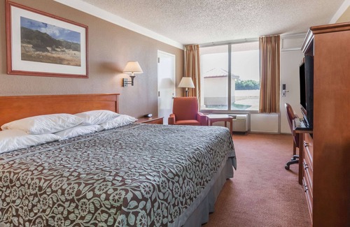 Hillsboro Hotel | Days Inn by Wyndham Hillsboro TX