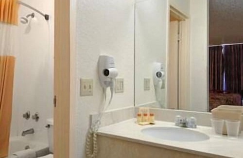 Hillsboro Hotel | Days Inn by Wyndham Hillsboro TX