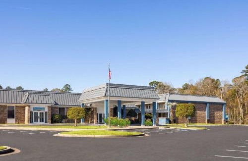 Hinesville Hotel | Days Inn by Wyndham Hinesville Near Fort Stewart, Newly Renovated, Free Hot Breakfast, Restaurant and Bar