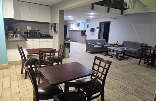 Portage Hotel | Days Inn by Wyndham Portage/Cascade Mountain area