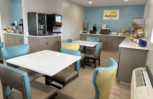 Mount Vernon Hotel | Days Inn by Wyndham Renfro Valley Mount Vernon