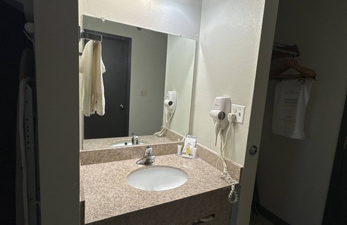 Salina Hotel | Days Inn by Wyndham Salina I-70