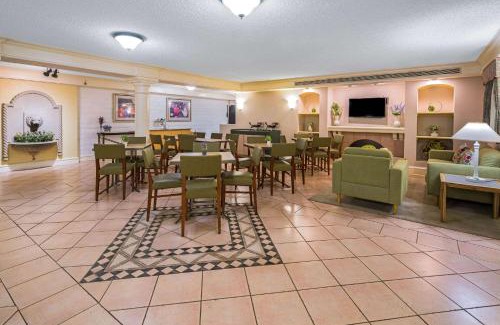 Vista Hotel | Days Inn by Wyndham San Diego Vista