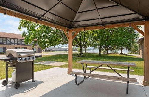 Sarnia Hotel | Days Inn by Wyndham Sarnia Harbourfront