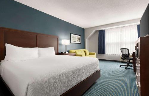 Sarnia Hotel | Days Inn by Wyndham Sarnia Harbourfront